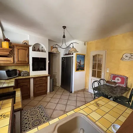 Spacieuse 3 Avec Jardin, Terrasse Et Garage à Village - Fr-1-388-185 Villa