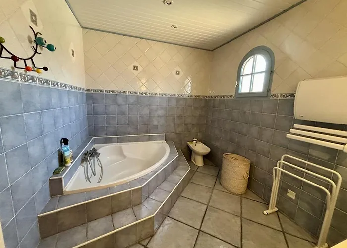 빌라 Spacieuse 3 Avec Jardin, Terrasse Et Garage A Village - Fr-1-388-185 *